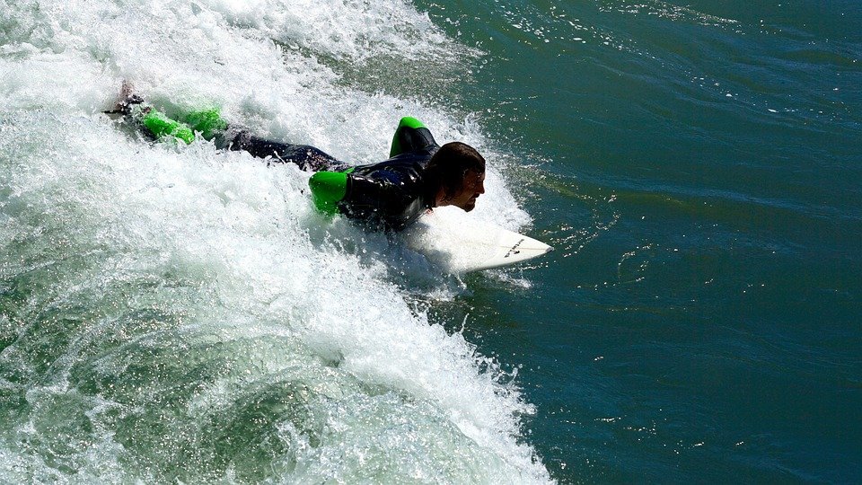 “Surf, Stay, Sustain: Finding Eco-Lodges and Green Retreats in Portugal”